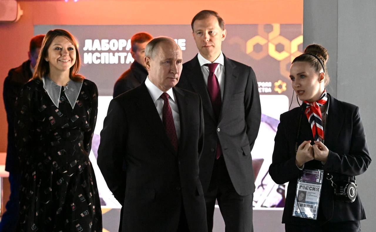 Путин на выставке &quot;Россия&quot; ознакомился с историей советского атомного проекта.